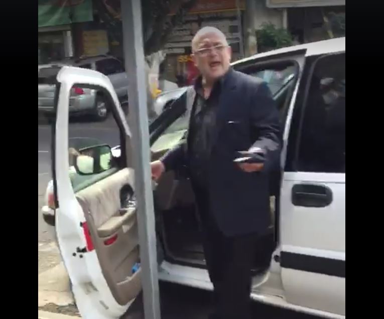 Se estaciona bloqueando paso de rampa ¡Insulta cuando se le custiona! -Video-