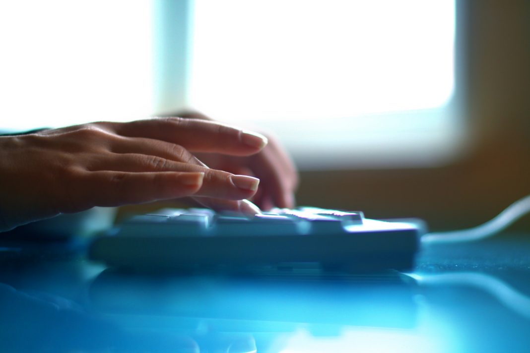 Milenial frena ciberataque mundial