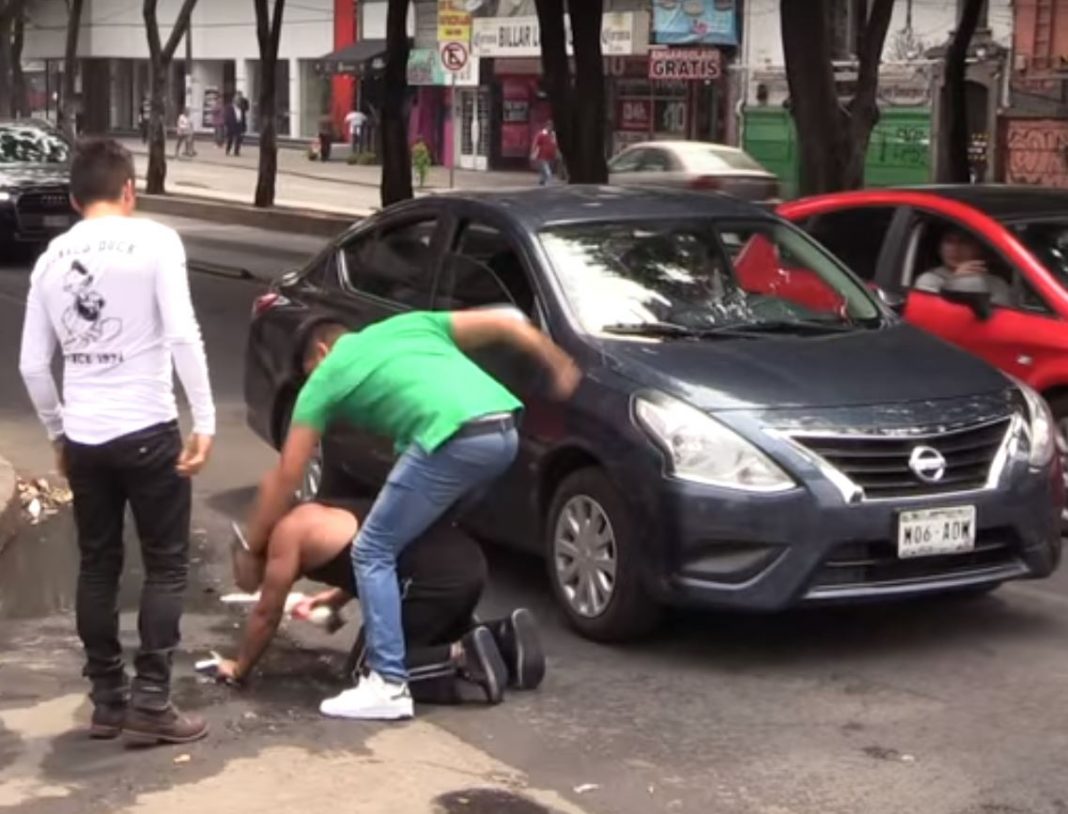 VIDEO – Golpea a «limpiaparabrisas» por mojar su auto