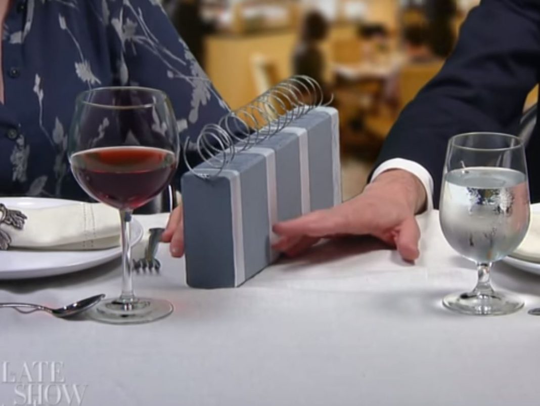 VIDEO SÁTIRA – Todas las veces que Trump ha querido tomar la mano de Melania