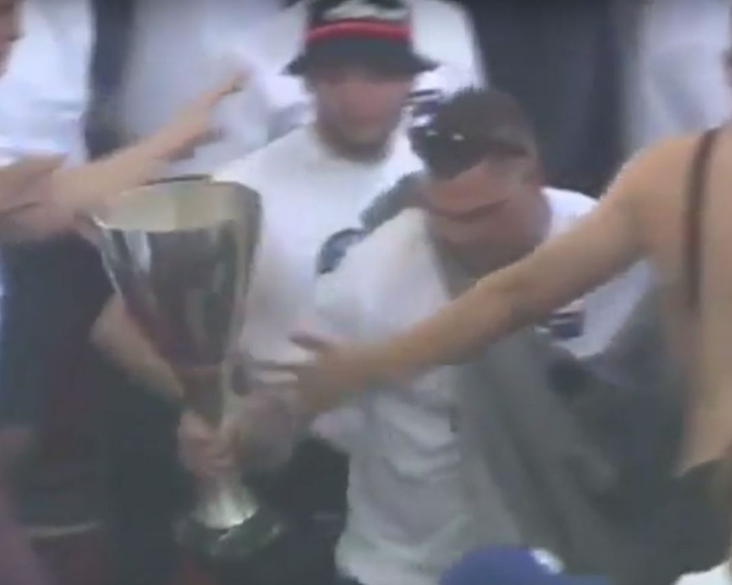 VIDEO – Cuando sepas la razón por la que este fan se «robó» un trofeo, vas a llorar