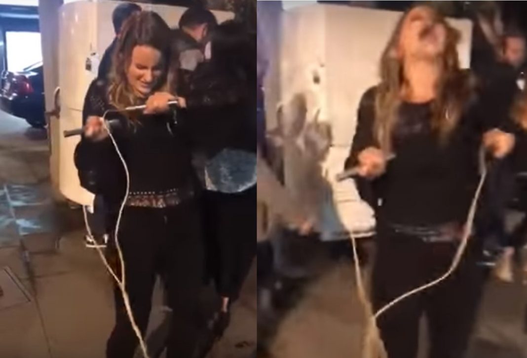 ¡Descárgame pu…! Joven alcoholizada pide le den más toques #LadyToques