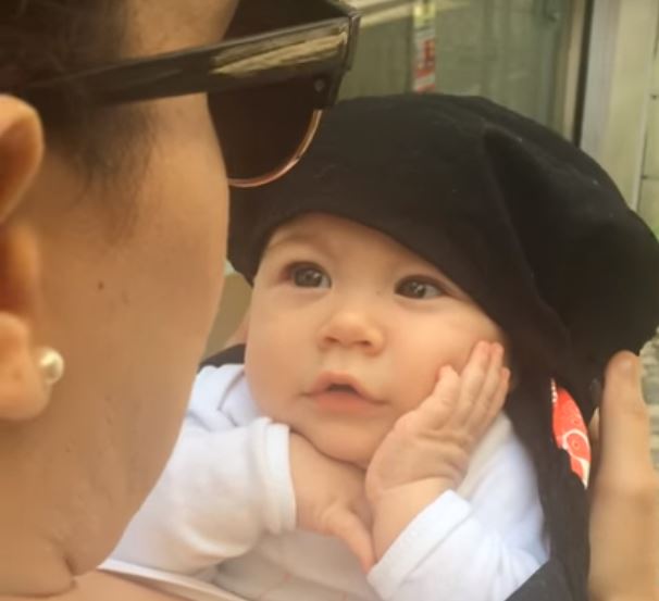 VIDEO – Tierno bebé no puede dejar de escuchar a su mamá cantando