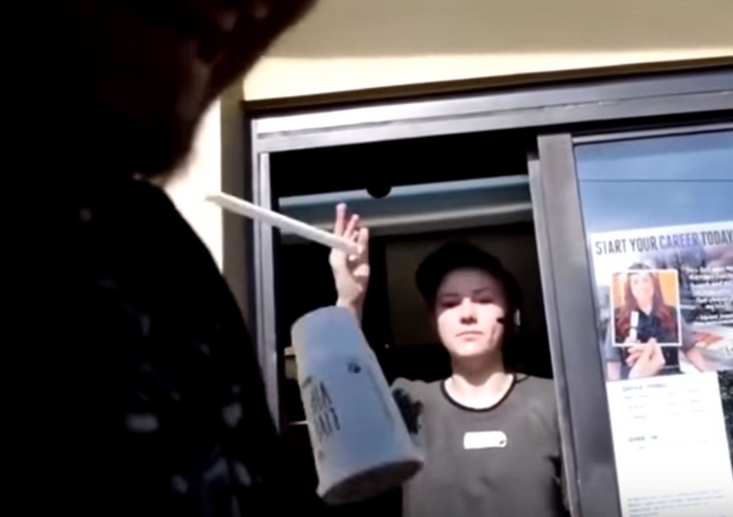 VIDEO – Dependienta de McDonald’s cobra venganza luego de una broma pesada
