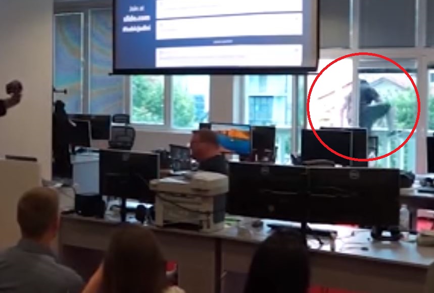 VIDEO – Jefe hace una broma mortal a sus empleados