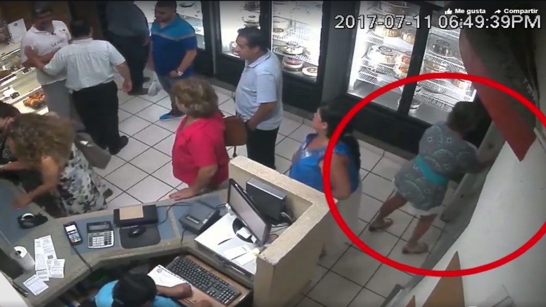 ¡Que oso! Video capta a mujer entrar a una pastelería y robarse un pastel
