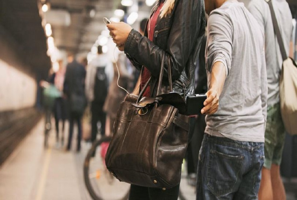 Denuncian complicidad entre carteristas y policías en Metro