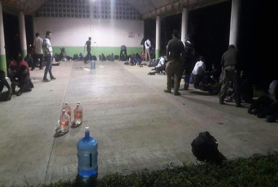 Abandonan trailer con 170 migrantes en Veracruz