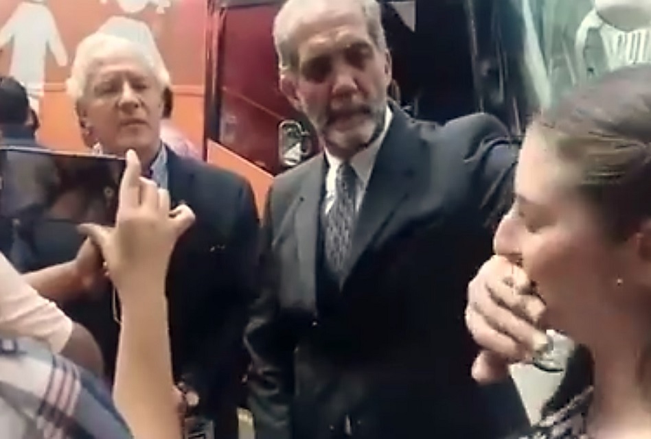 El presidente del Consejo Mexicano de la Familia tapa la boca a mujer por cuestionarlo