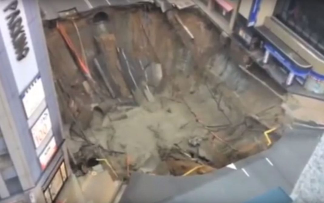 ¿Te acuerdas cuando en Japón repararon un gigantesco socavón de 30 metros en dos días? ¿Cuanto tardarán acá?