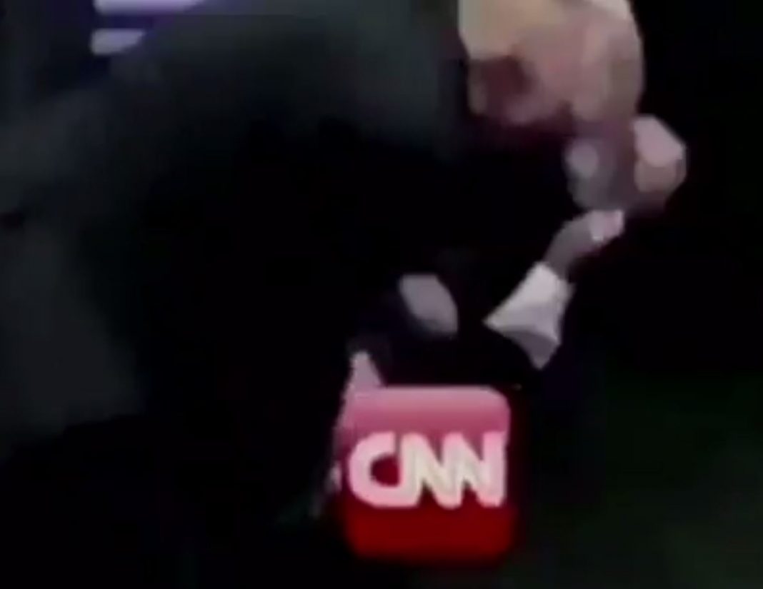 VIDEO – Trump postea video en el que sueña con golpear a una cadena televisora