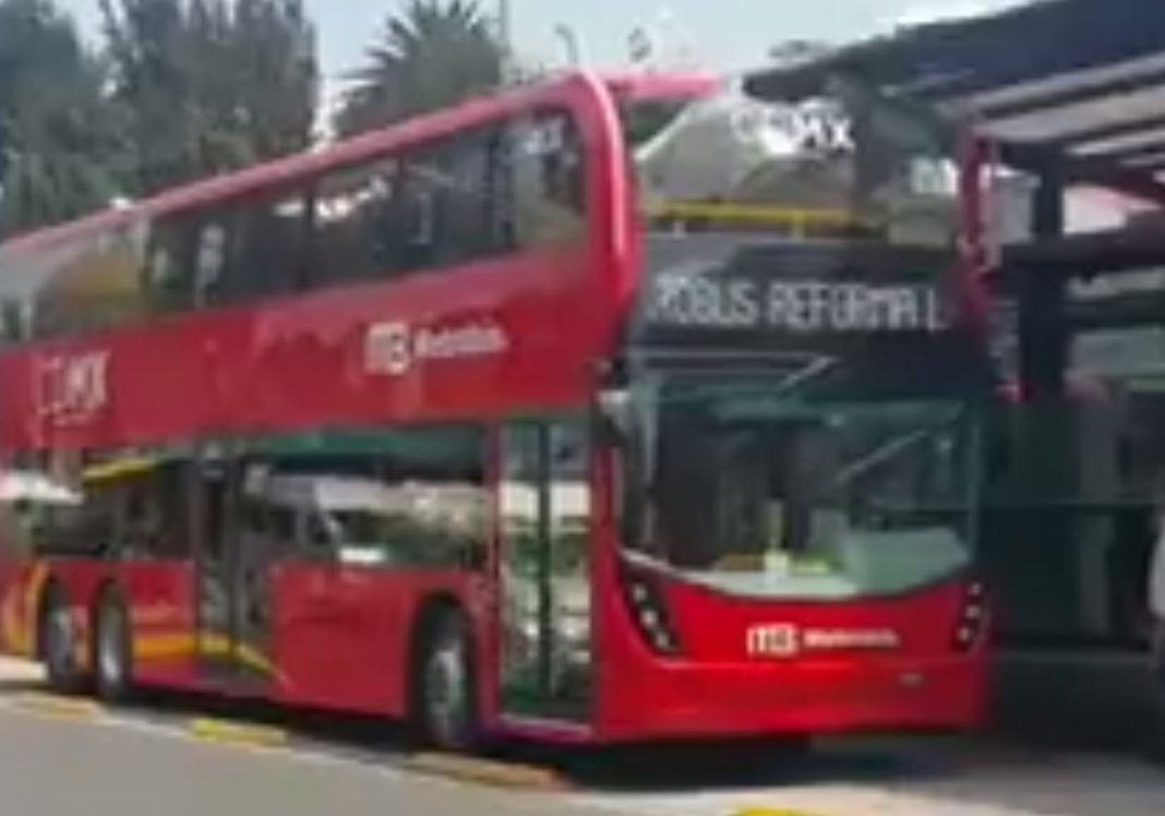 VIDEO – Choca Metrobús de dos pisos contra estación