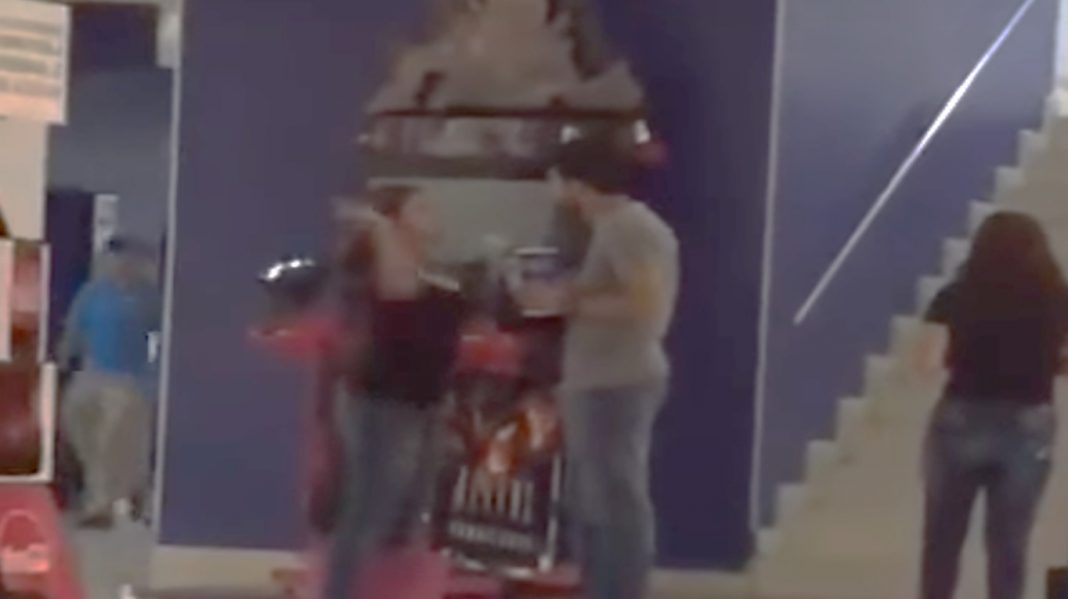 ¡Moles Don Cuco! Mira lo que hace esta mujer cuando encuentra a su pareja con «la otra»