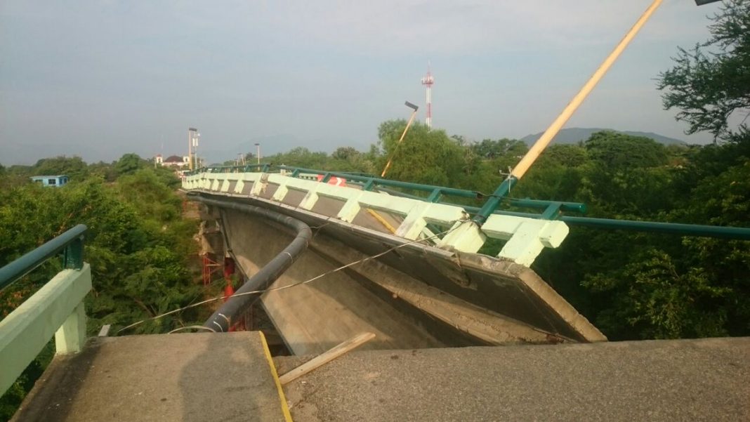 Cae puente en Ixtaltepec por sismo de 6.1 grados