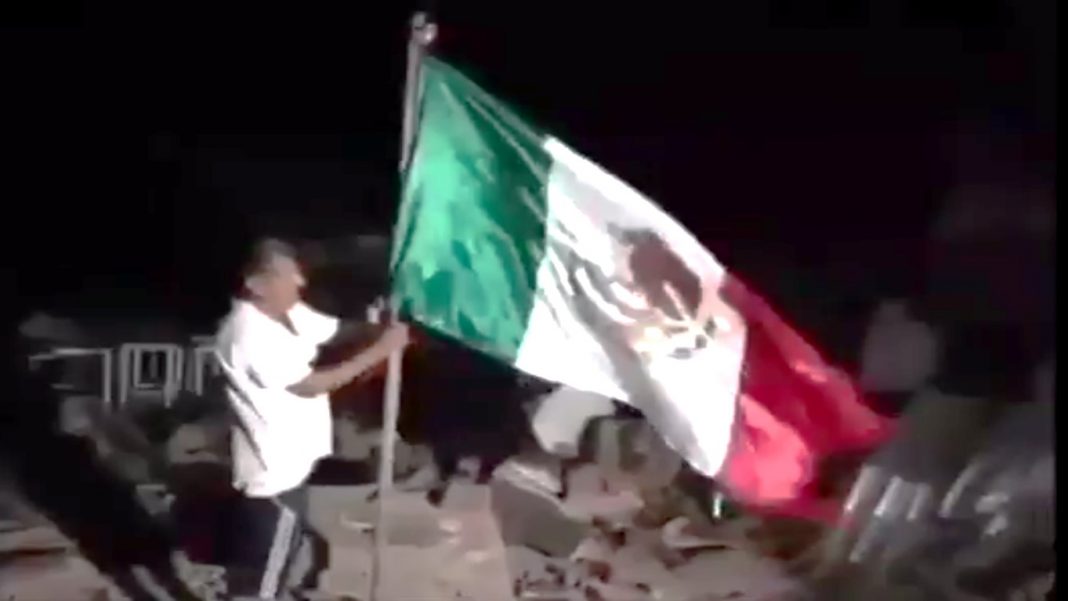 Mexicano rescata y levanta la bandera después del temblor en Oaxaca ¡FUERZA MÉXICO!