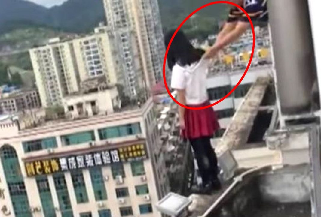 IMPACTANTE Alumna de 17 años intenta suicidarse ¡Llega su maestro y la salva!