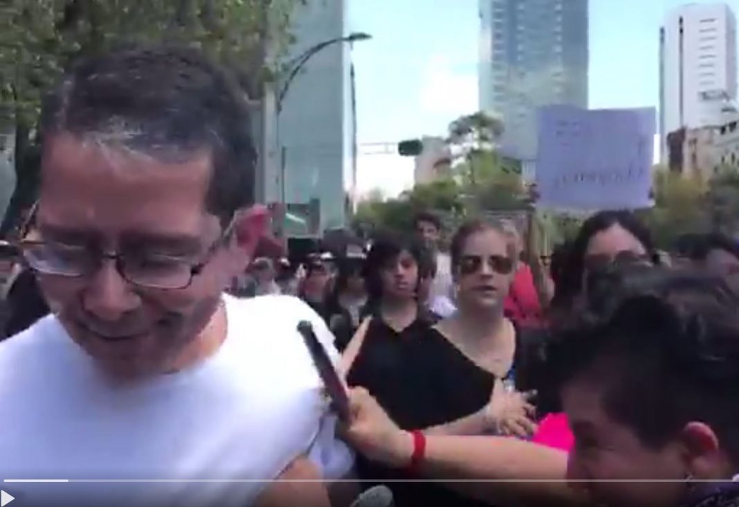 VIDEO – Expulsan a periodista de marcha de mujeres por ser hombre