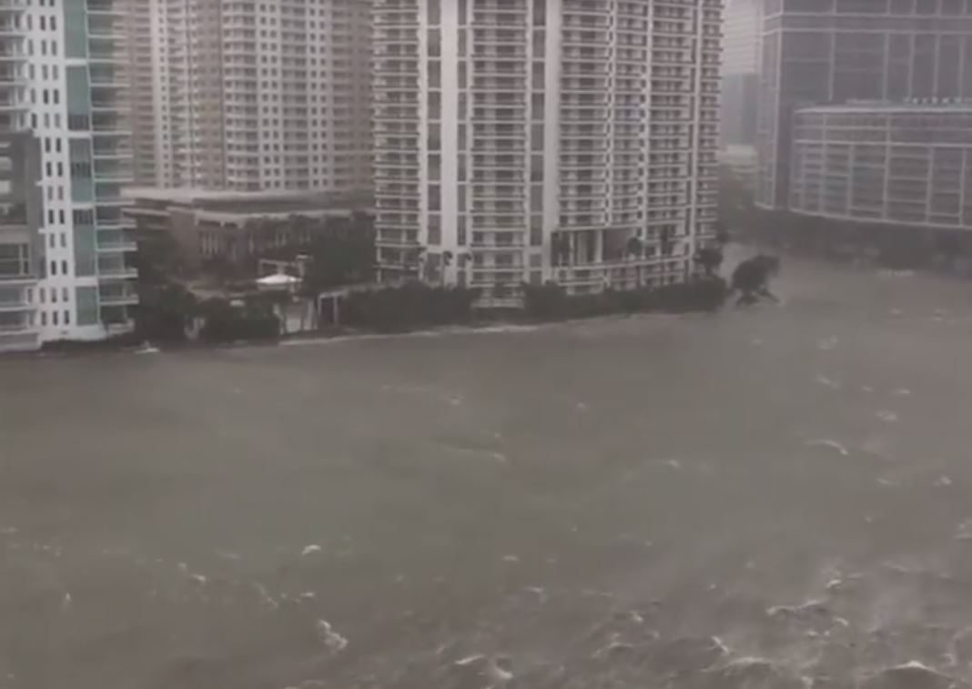 VIDEO – Impresionantes imágenes del centro de Miami inundado