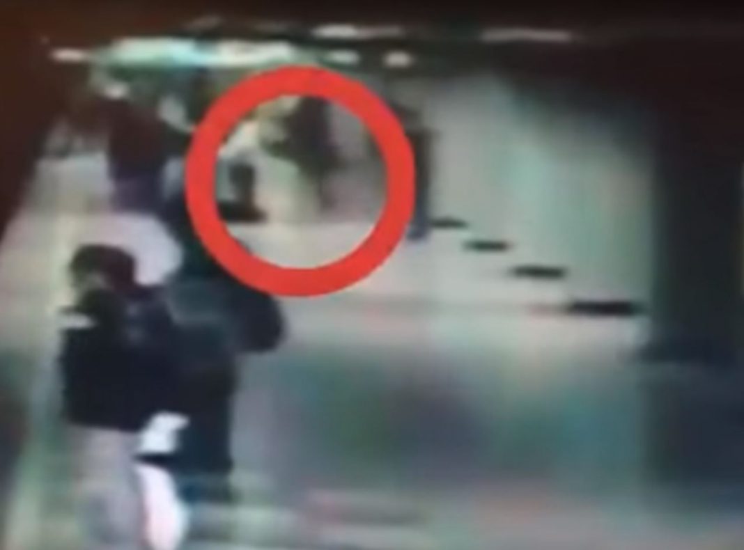 VIDEO – Hombre empuja a mujer a las vías del metro de la CDMx