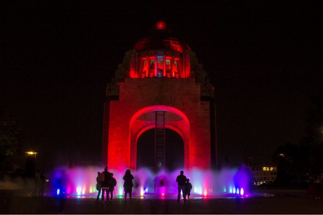 Iluminan CDMX de color rojo por Día Mundial de la Lucha contra el SIDA