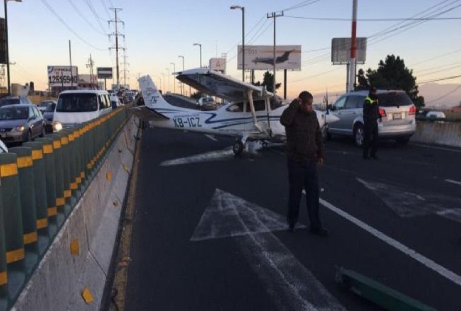 Avioneta aterriza en Boulevard de Toluca