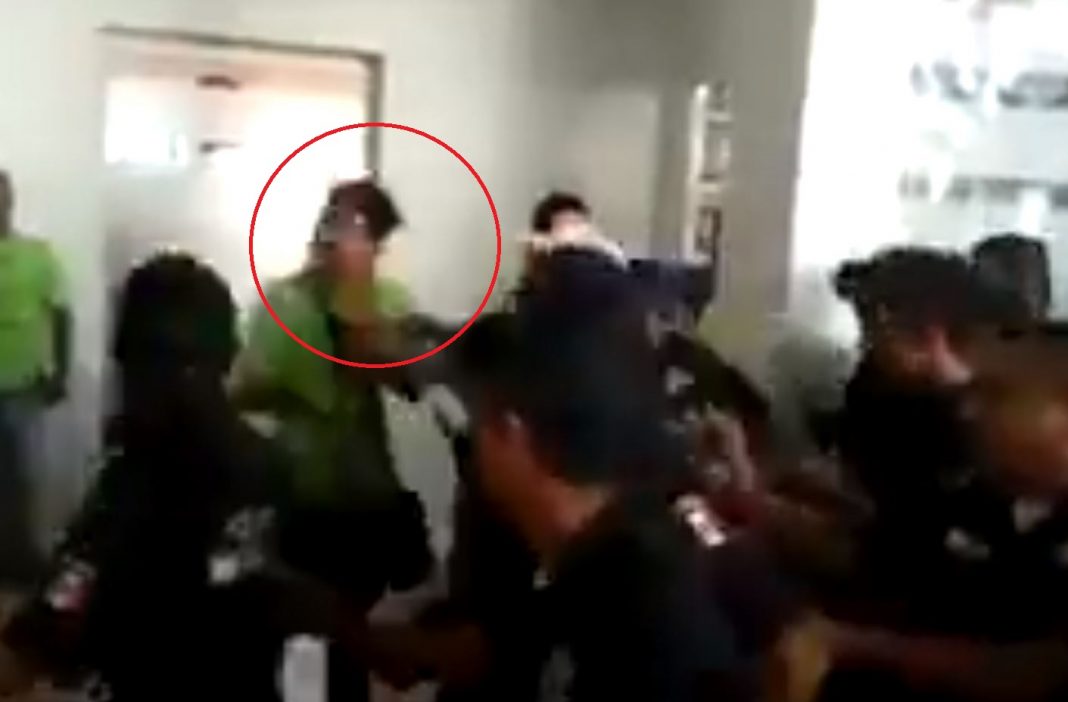 VIDEO – «No me faltes al respeto, Cabrón» dice edil de Tecomán al golpear a manifestante