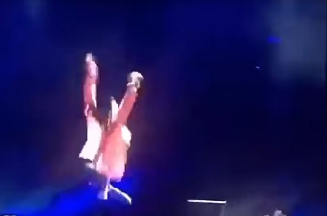 VIDEO – Cae Beto Cuevas durante concierto en la Arena Ciudad de México