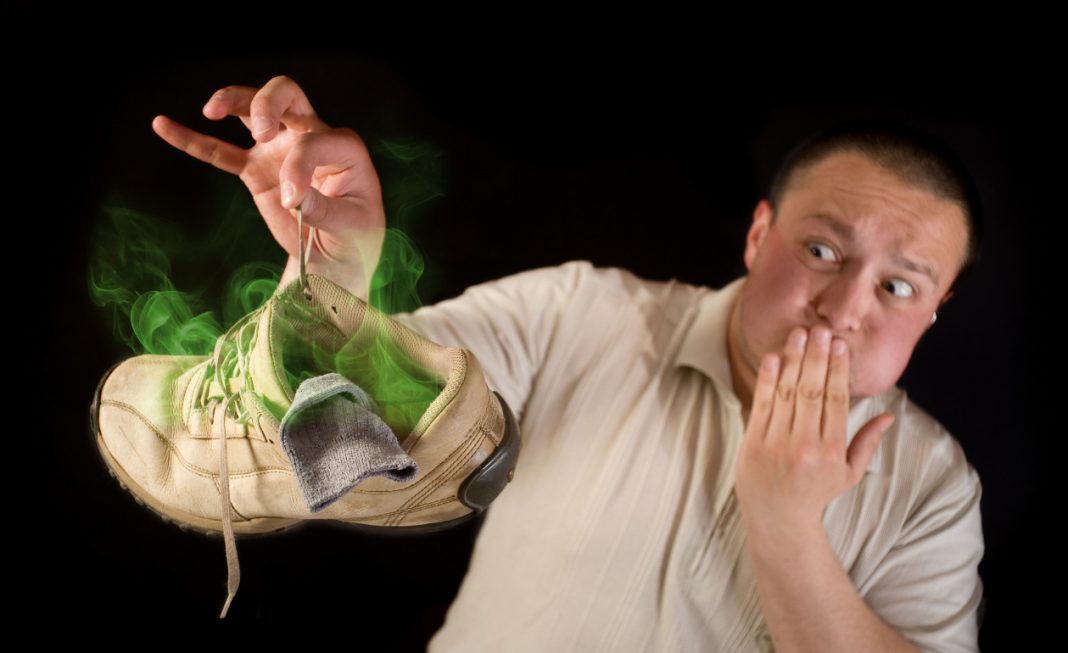 Arrestan a pasajero de autobús ¡Porque le apestaban los pies!