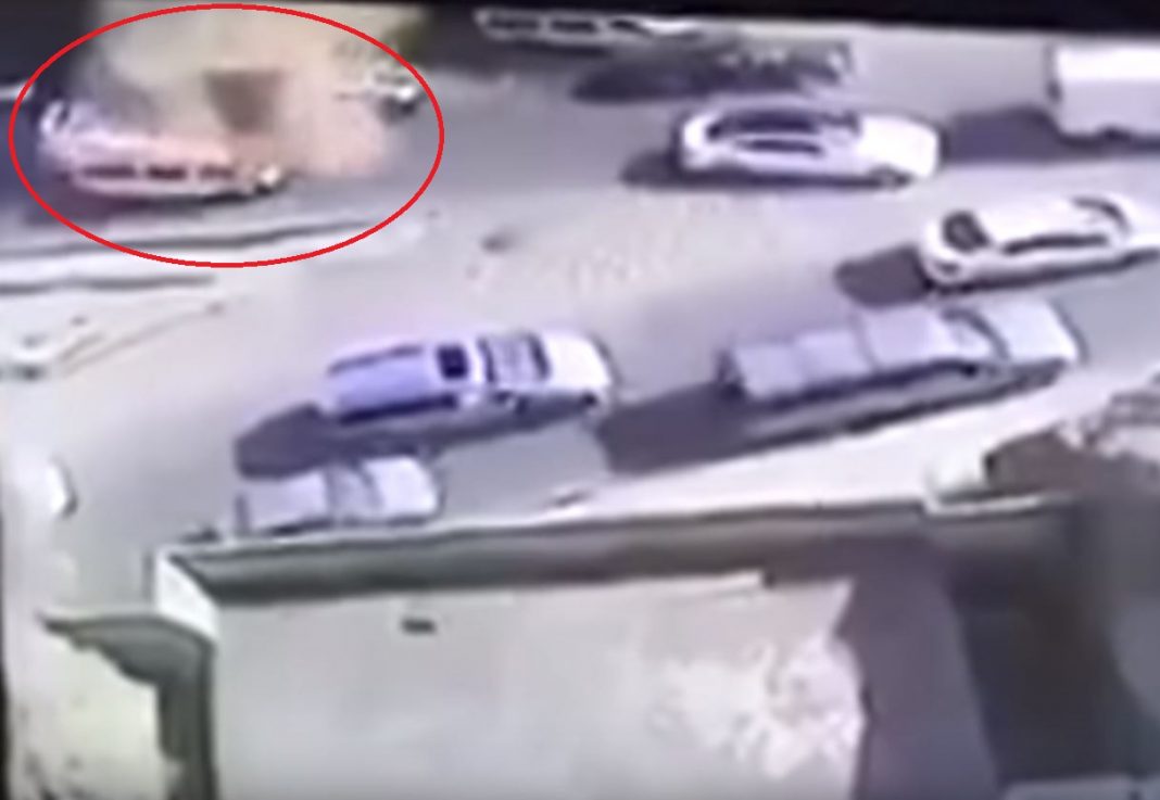 VIDEO – Registran momento exacto en que cae la retroexcavadora en Interlomas