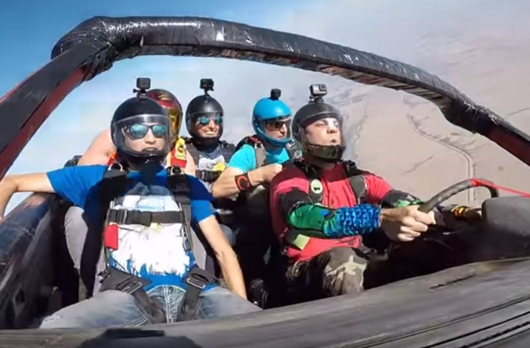 VIDEO – ¡Se lanzan desde un avión abordo de un coche!