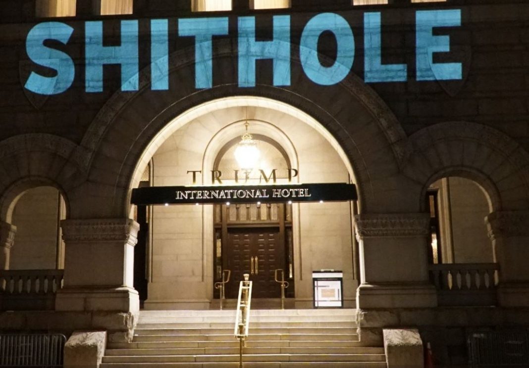 VIDEO – «Este lugar es una mierda» proyectan en un hotel de Trump