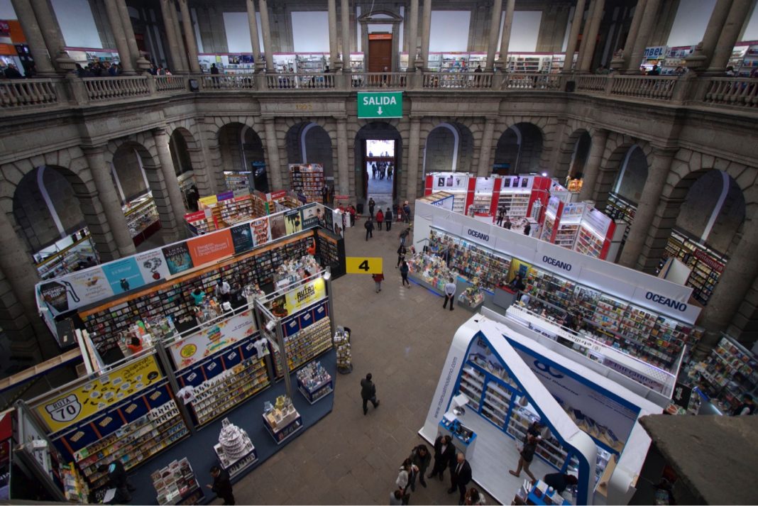 Llegan los libros al Palacio de Minería