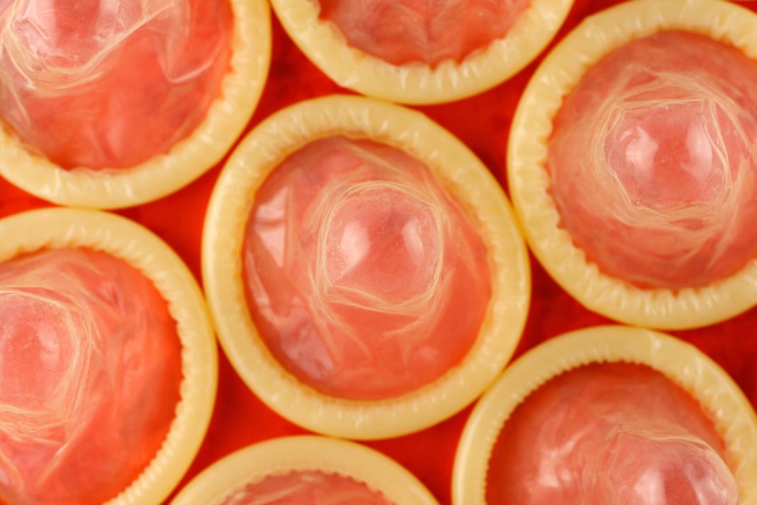 Hombres de Zimbabue se quejan de que los condones son muy pequeños