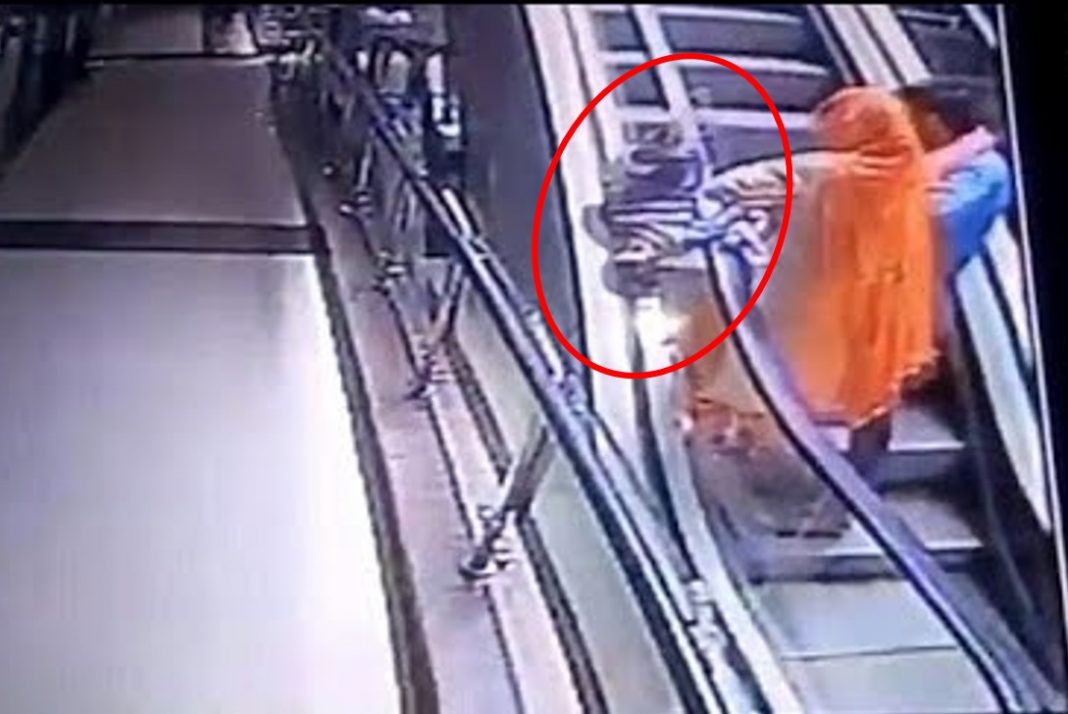 Deja caer a su bebé desde las escaleras ¡Por tomarse «selfies»! (VIDEO)