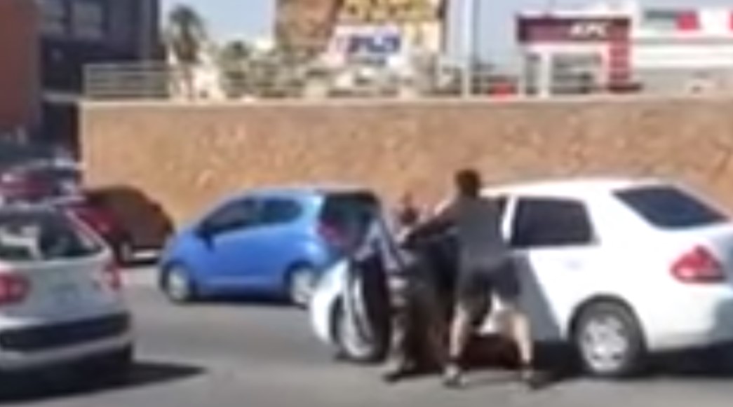 Jovenzuelo golpea a adulto mayor brutalmente ¡Y la gente graba sin ayudar!