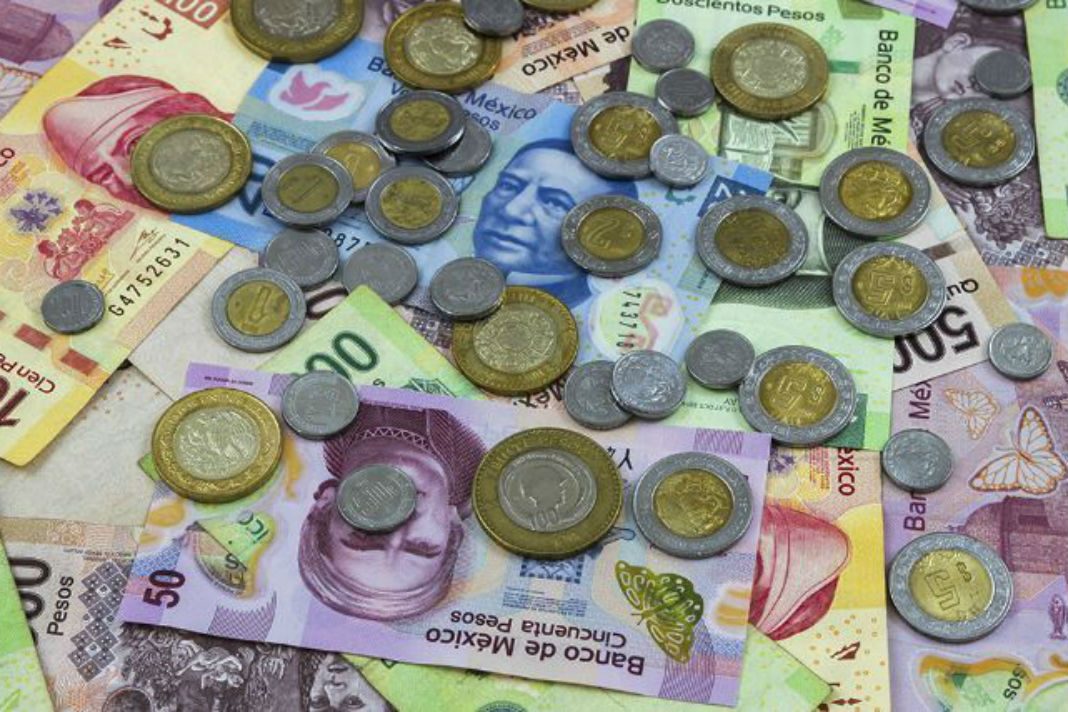 El peso retrocede al cierre a la espera de noticias sobre el TLCAN