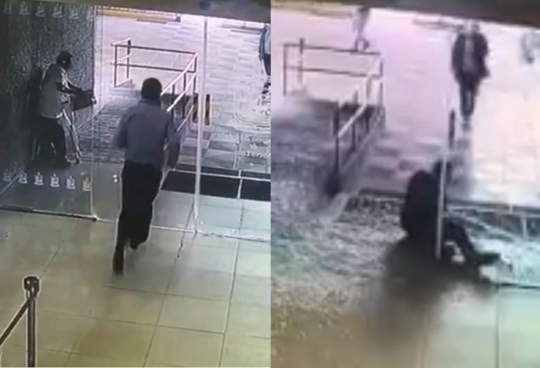 #EpicFail Sale corriendo y no se dio cuenta que la puerta estaba cerrada