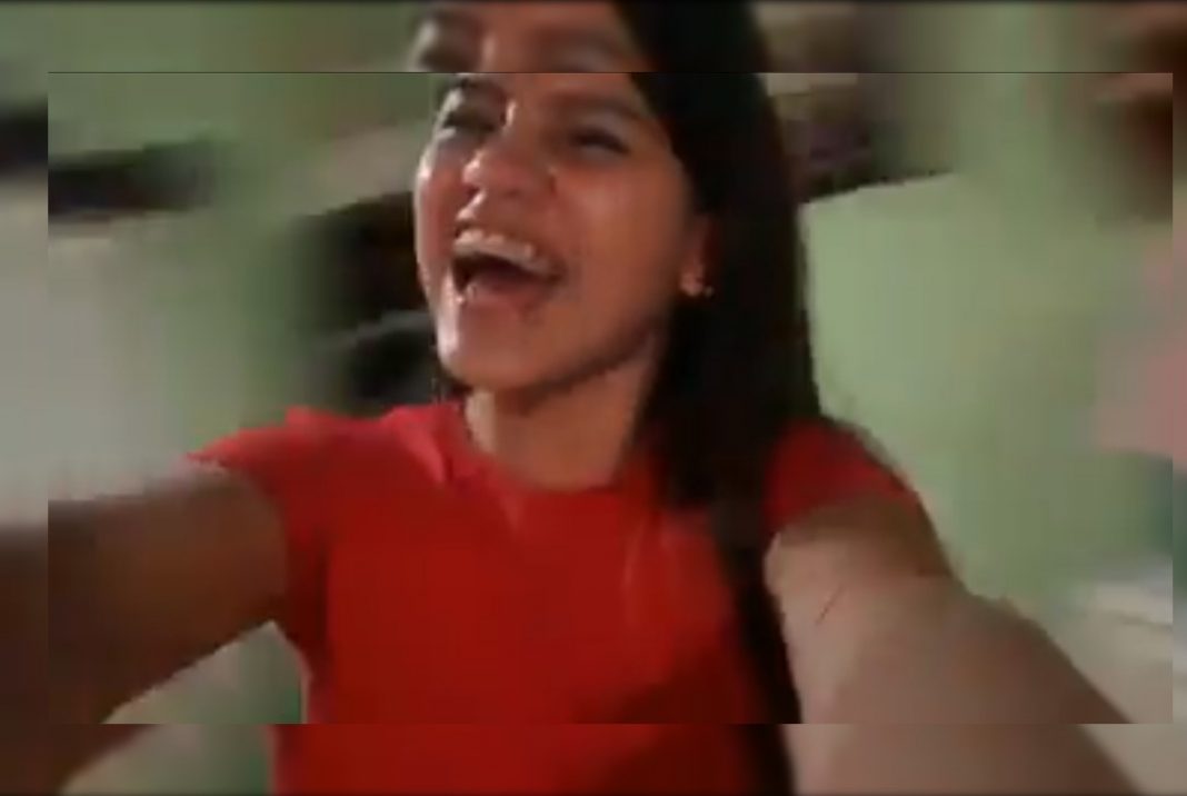 Chica no tiene novio pero se divierte con uno imaginario ¡Epic Win!