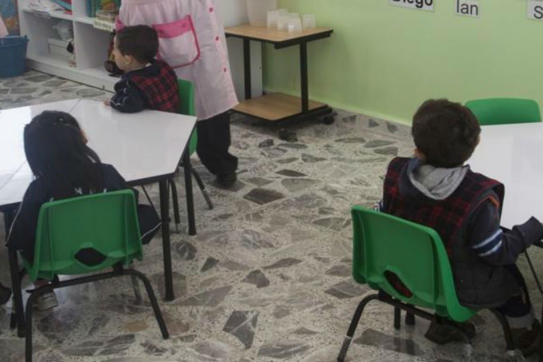 VIDEO: Maestra obliga a niños a beber agua hirviendo por castigo