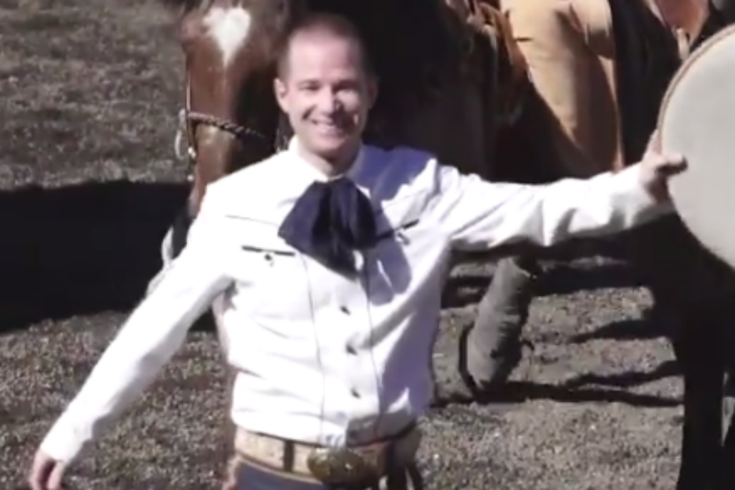 VIDEO: Ricardo Anaya se pone su traje de charro y hace el «paso de la muerte» en campaña