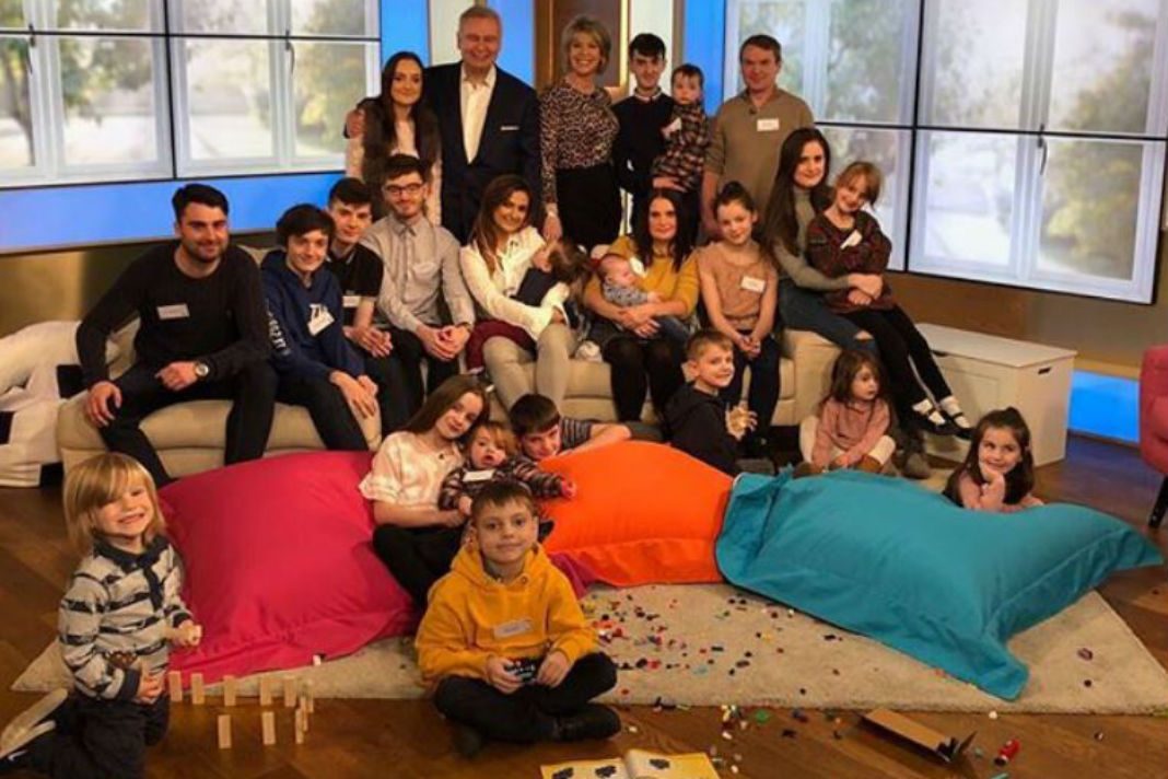 Familia británica en espera de su hijo número 21