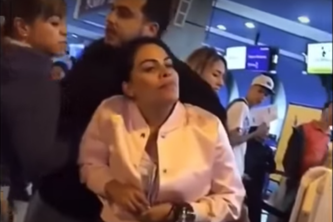 VIDEO: Mujer descubre a su esposo con la amante en el aeropuerto