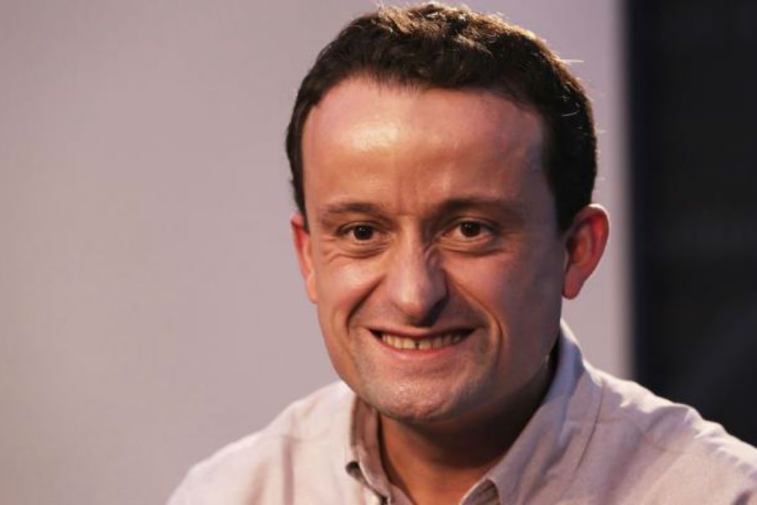 VIDEO: Mikel Arriola cantó junto a seguidora en la colonia Morelos