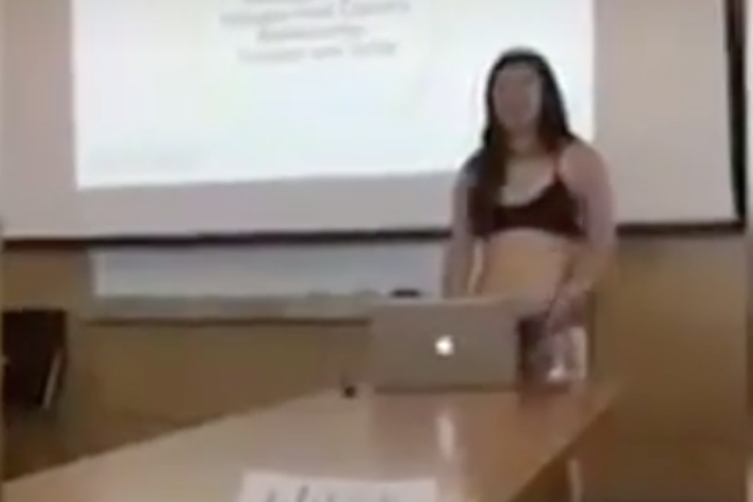 VIDEO: Su profesora le recriminó por su pantalones cortos, respondió quedándose en ropa interior