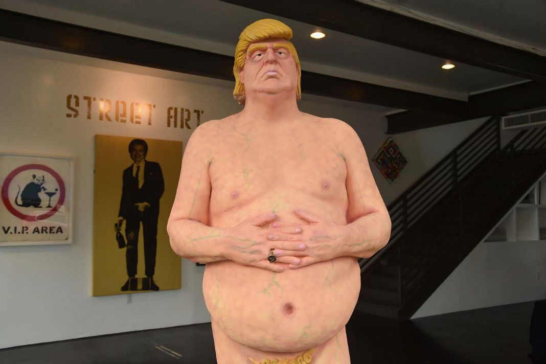 Subastan por 28.000 dólares la estatua de Trump desnudo