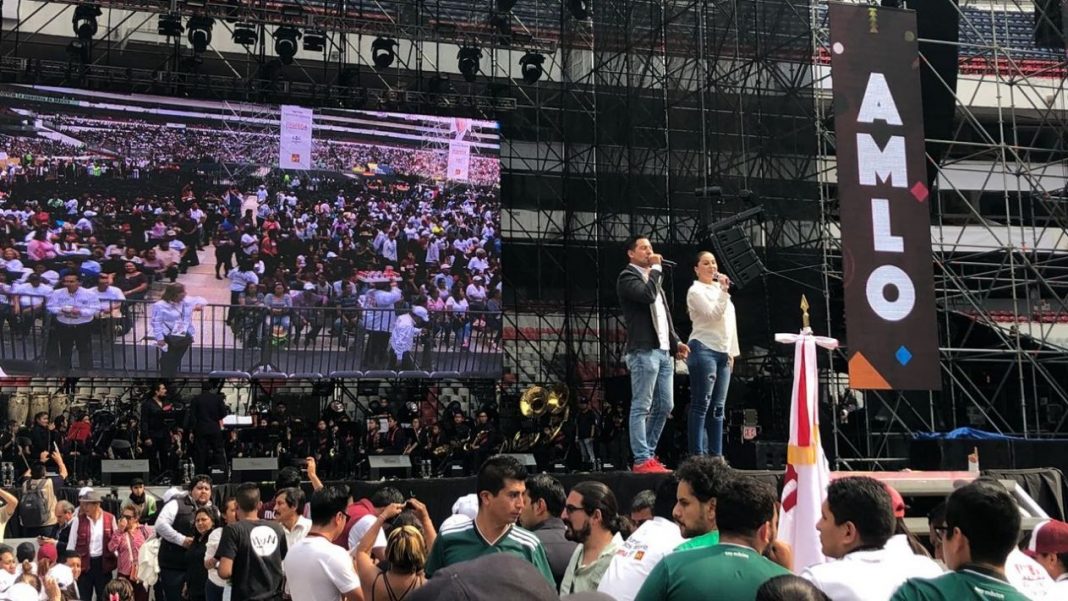 Personas llegan al AMLOFest para evento musical