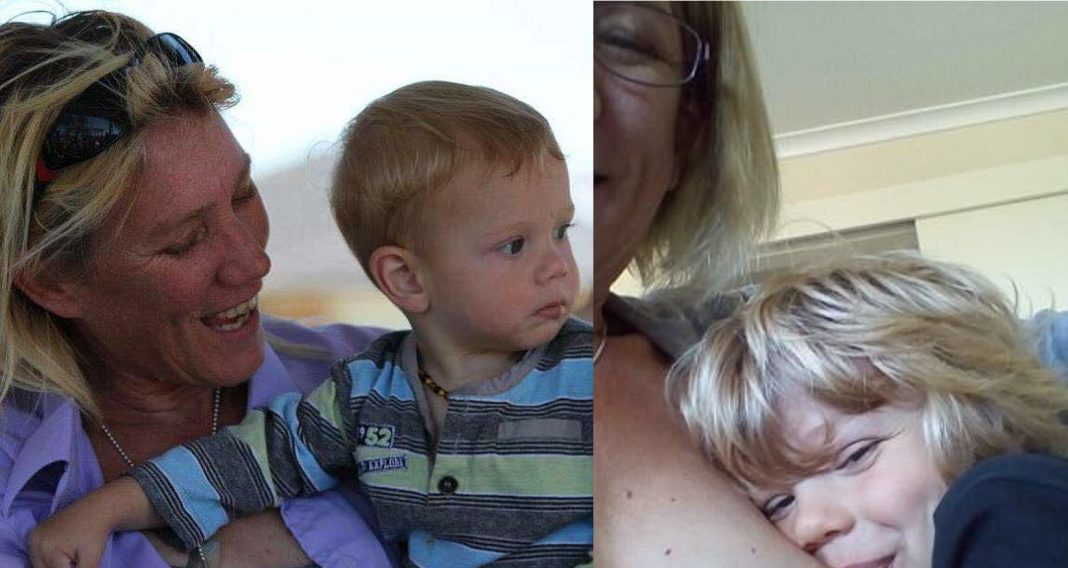 Fuertes críticas a mamá de 46 años porque aún amamanta a sus hijos de 7 y 4 años.