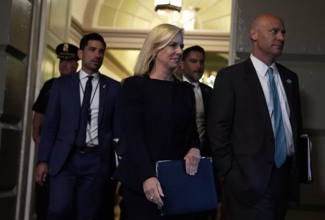 VIDEO: Manifestantes interrumpieron cena de la secretaria de Seguridad Nacional de EU en restaurante mexicano