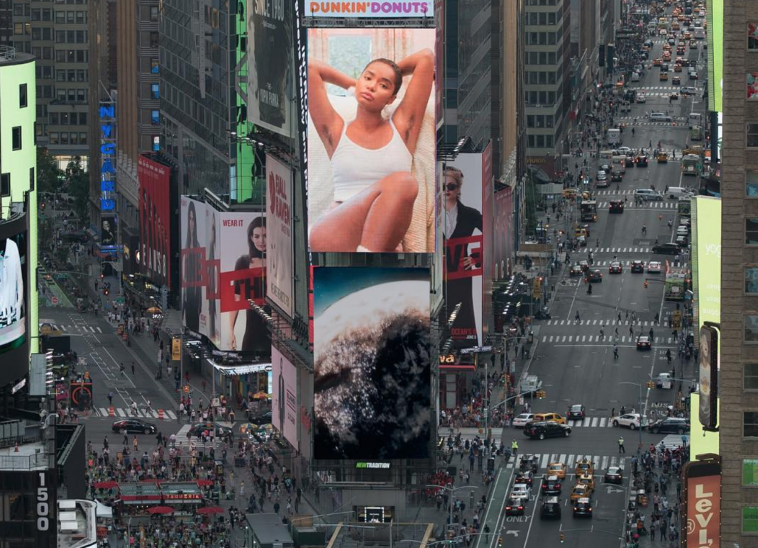 FOTO: La campaña de una marca de rastrillos que muestra a mujeres sin depilar