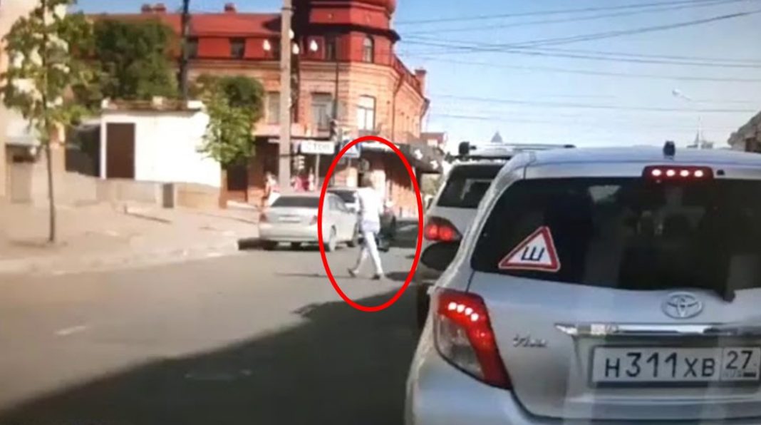 Mujer le pide el divorcio y él prefiere atropellarla (FUERTE VIDEO)